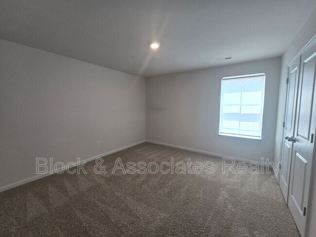 Building Photo - 310 Beresford Wy