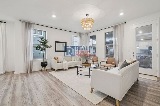 Building Photo - 8396 Bijou Crk Ave