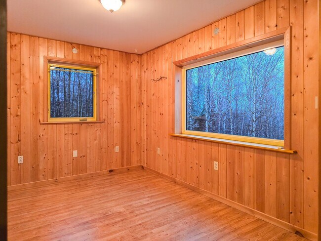 Building Photo - 3BR/3BA Home on 1.9 Acres – Garage & Pet F...