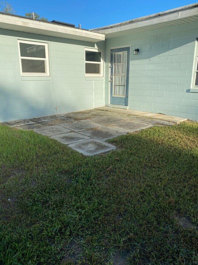 Building Photo - 3 Bedroom 2 Bath in Eustis for Rent!