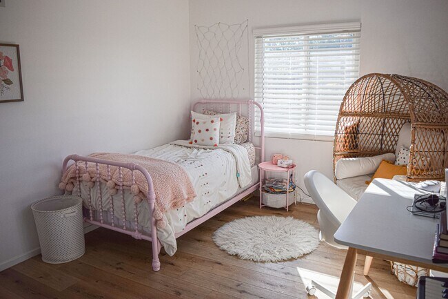 Building Photo - Semi furnished!