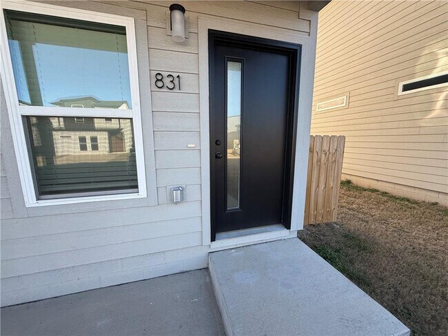 Building Photo - 831 States Ave