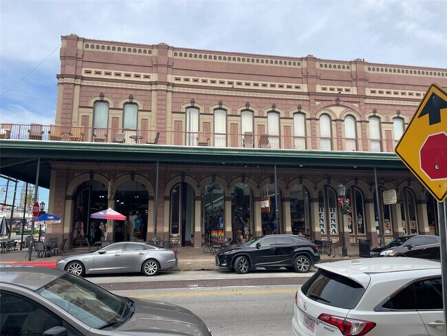 Building Photo - 2118 The Strand