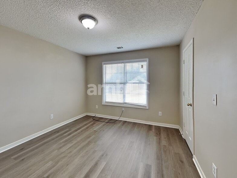 Building Photo - 811 Karie Dr