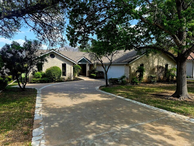 Building Photo - Golf Course Living in The Hills – 4 Bed in Lakeway