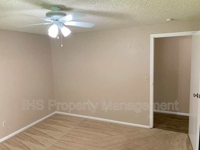 Building Photo - 912 E Eastlake Dr