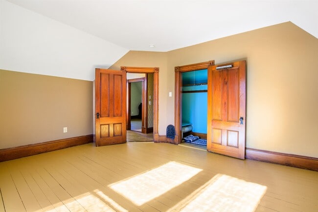 Building Photo - 19 Pine St