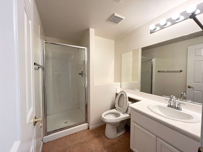 Building Photo - Beautiful two-story home with 5 bedrooms