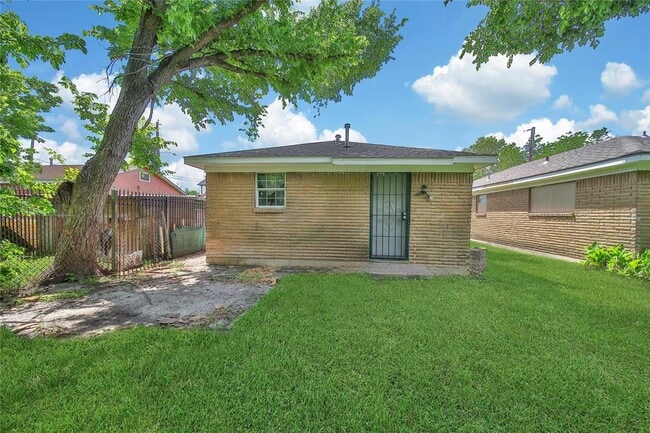 Building Photo - 2315 Kabee St