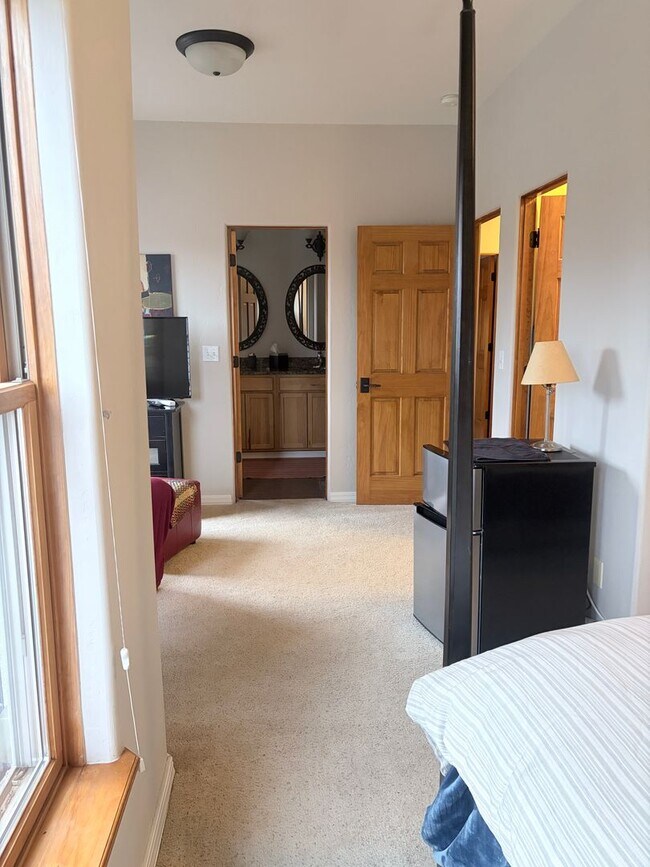 Building Photo - Fully furnished townhome
