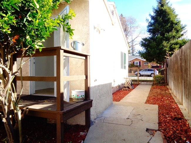 Building Photo - 2 Bedroom 1 Bath Remodeled House for Rent ...