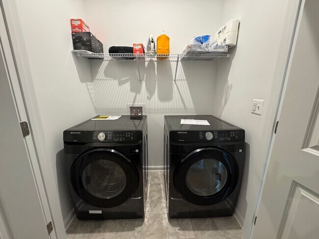 Building Photo - Modern 4 Bed 3.5 Bath Interior Townhome In...