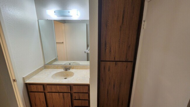 Building Photo - 2 Bedroom Condo in Mission Valley