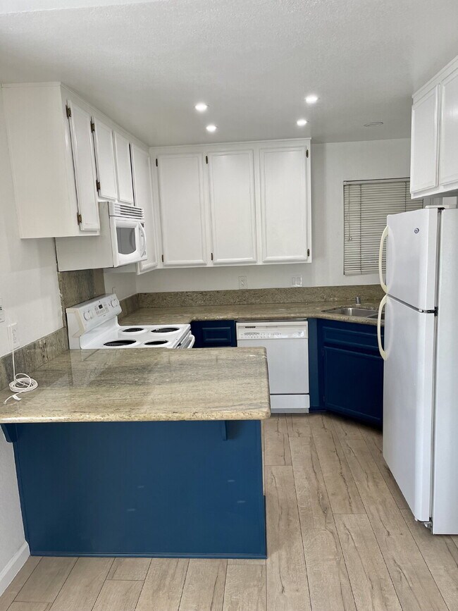 Building Photo - $2,990 - 2 Bed / 3 Bath Beautiful Condo in North Park