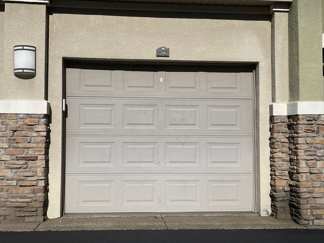 Building Photo - AVAILABLE NOW! 2-Bed/2-Bath with Garage near Vanderbilt and Belmont