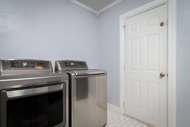 Building Photo - 2 Bed 1 Bath Detached 2 Car Garage in Denn...