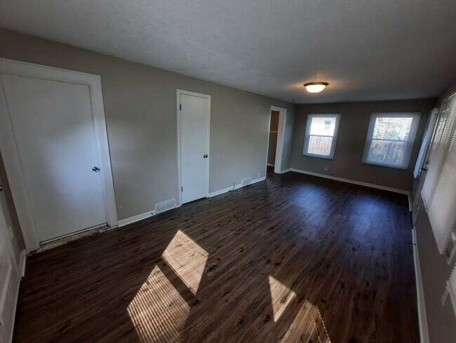 Building Photo - 3 bedroom home with covered patio and garage!