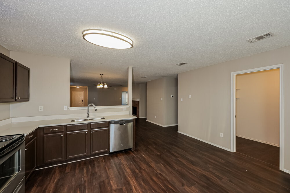 Building Photo - 565 Keble Dr