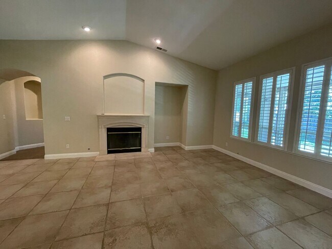 Building Photo - Stunning 4-Bedroom Home in Prime Folsom Location
