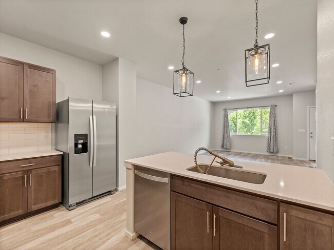 Building Photo - Beautiful 3 Bed 2.5 Bath Townhome in North East Fort Collins!