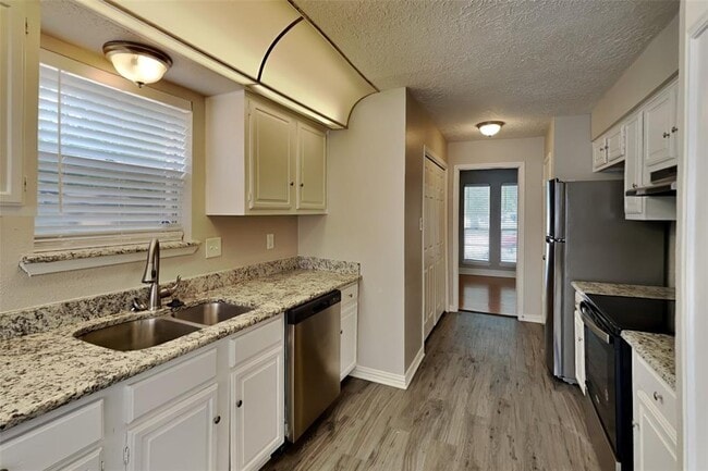 Building Photo - 13627 Montaigne Dr