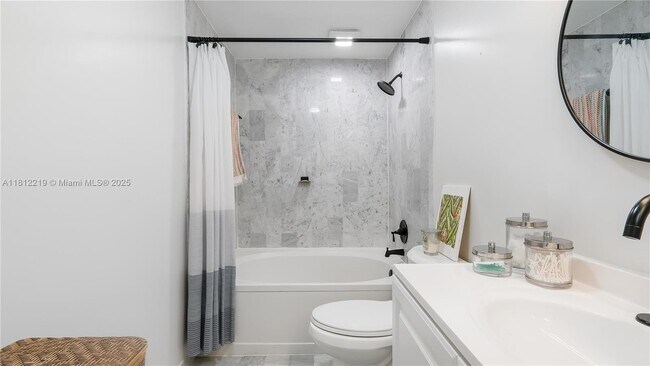 Building Photo - 10011 SW 77th Ct