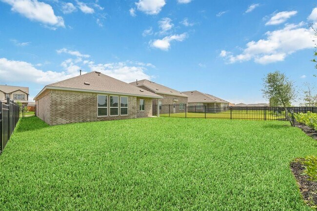 Building Photo - 27619 Village Cir Dr