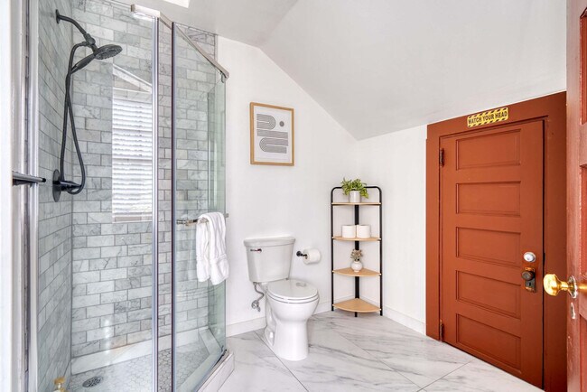 Building Photo - 2034 NE Flanders St