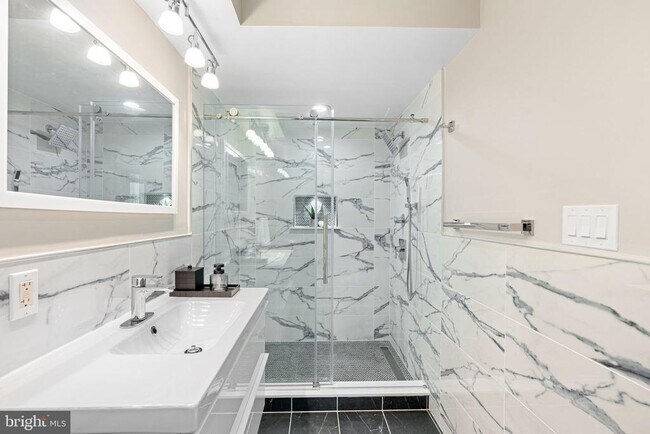 Building Photo - 444 Poplar St