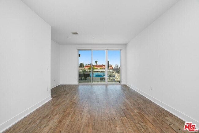 Building Photo - 1168 S Barrington Ave