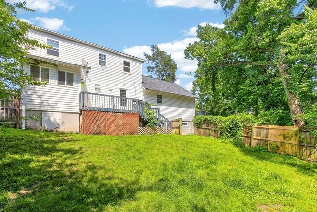 Building Photo - 3008 Lakeshore Dr