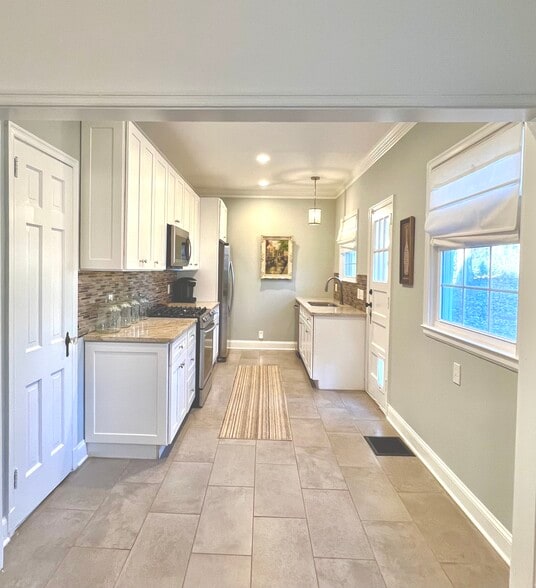 Kitchen and door to backyard - 2506 E Woodland Cir