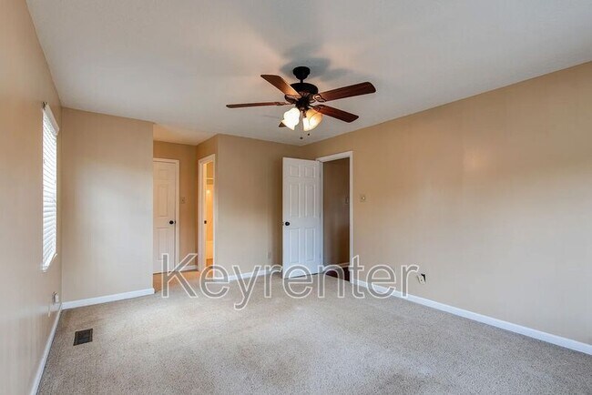 Building Photo - 5928 Rolling Ridge Dr