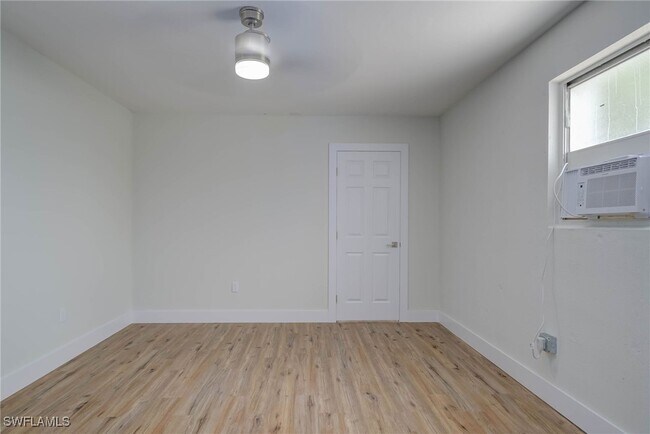 Building Photo - 372 Park Ln Dr