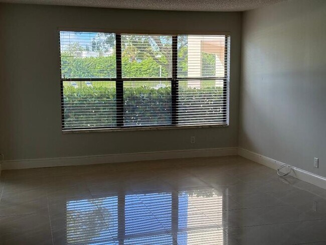 Building Photo - 2320 S Cypress Bend Dr