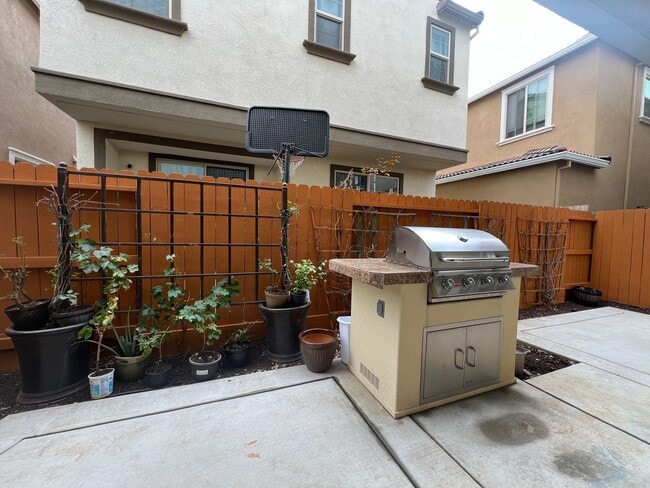 Building Photo - Updated Elk Grove 3bd/2.5ba Home with 2 Ca...
