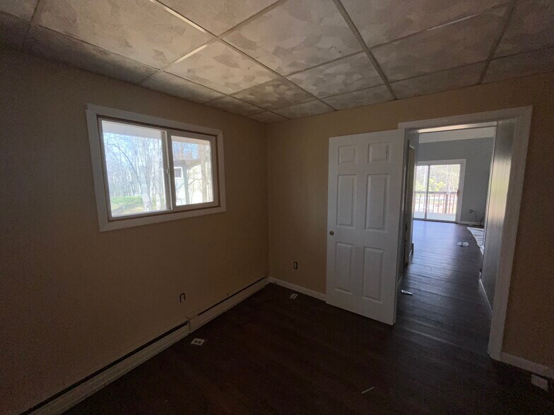 Main bedroim - 1010 Eisenhower Way