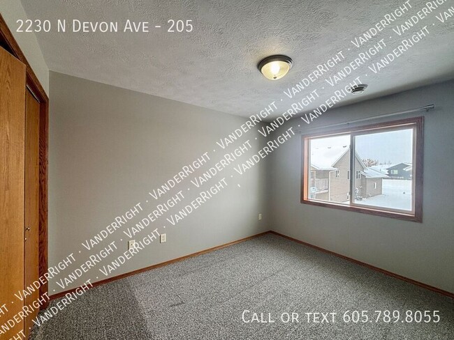 Building Photo - 2230 Devon Ave