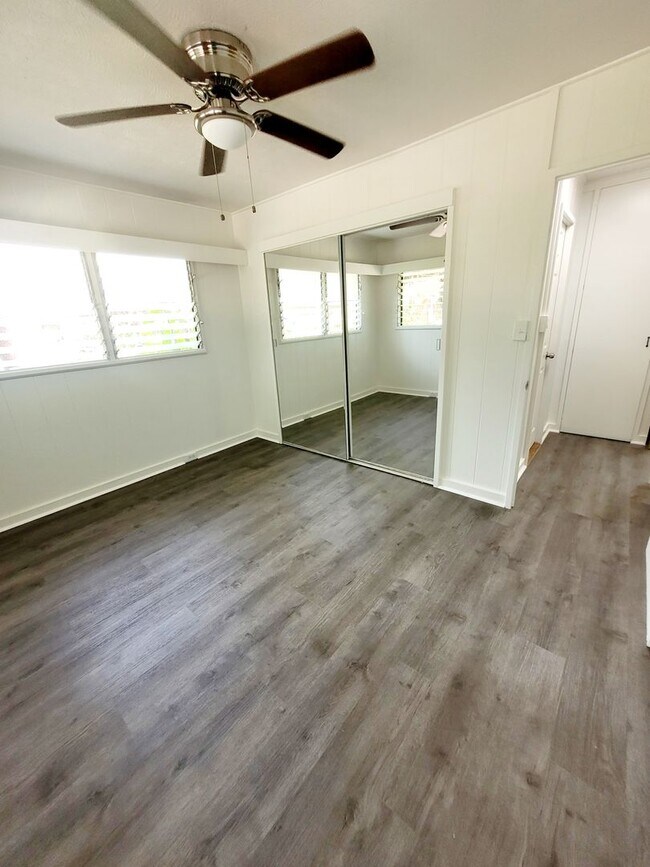Building Photo - AVAILABLE NOW | 3 BED, 2 BATH HOME | Location: North Shore | Drive Up Parking Spaces, & Large Enc...
