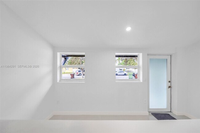 Building Photo - 27 Suffolk Ave