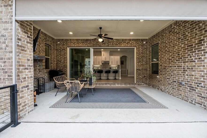 Building Photo - 4871 Lockwood Dr