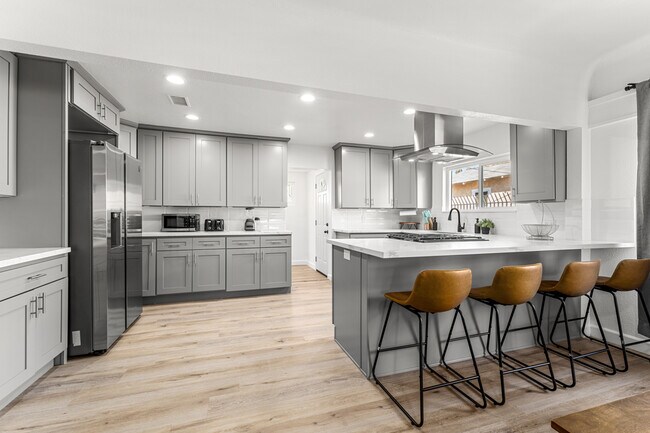 Building Photo - 623 W 42nd St