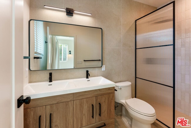 Building Photo - 1405 N Coronado St