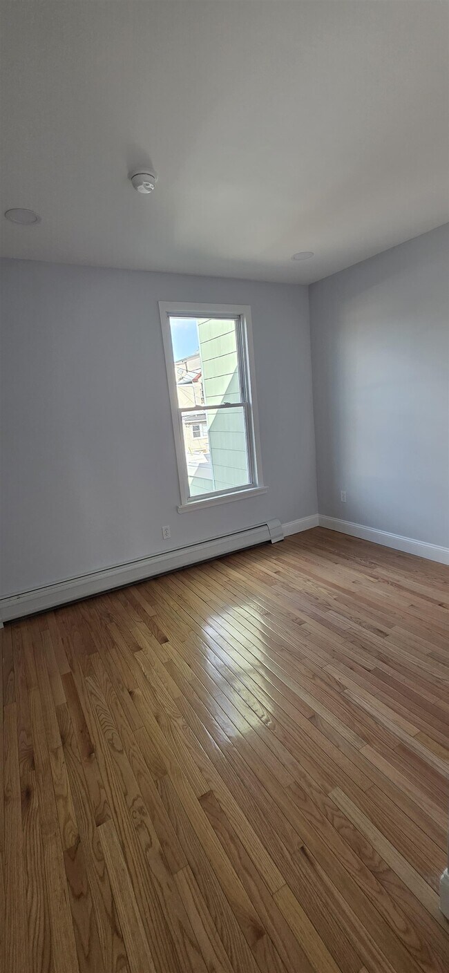 Building Photo - 416 41st St