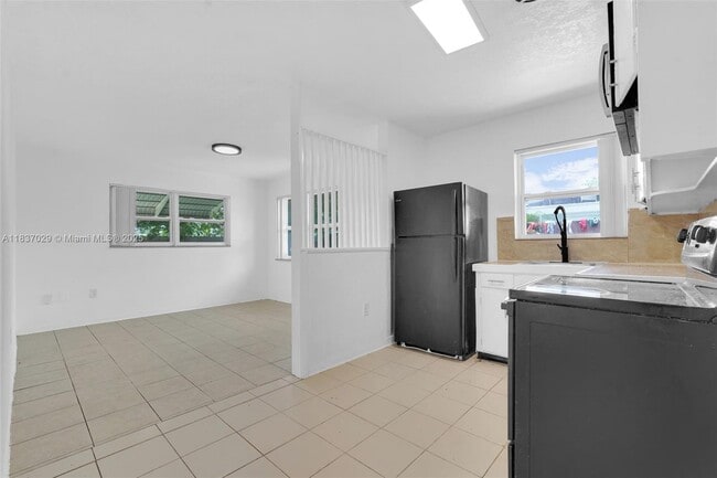 Building Photo - 2435 Plunkett St