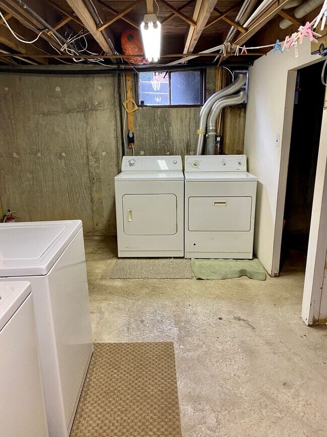 Building Photo - Spruce St 621 - “PM HOLD FUNDS $700.00 4/2...