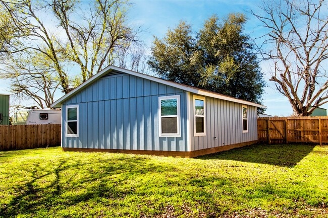 Building Photo - 311 Diers Ln