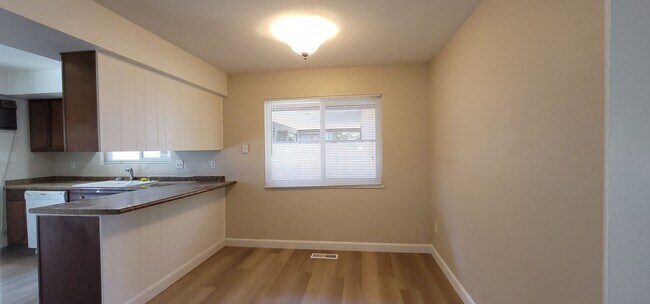 Building Photo - Beautiful 2 Bedroom / 2 Bath Bungalow Next to Hidden Valley Golf Club with Large Private Patio, N...