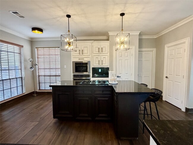 Building Photo - 8006 Oakwood Bend Dr