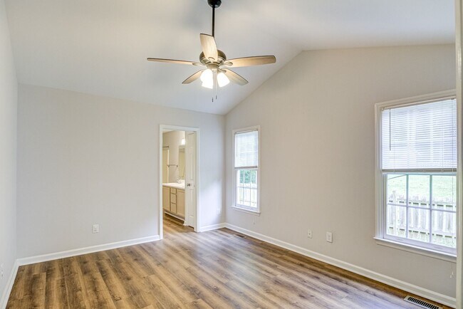 Building Photo - Charming 3 Bedroom Home